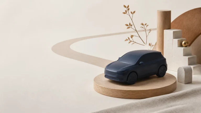 Illustration éditoriale d'une voiture miniature et de repères routiers abstraits évoquant la mise à jour d'une assurance auto